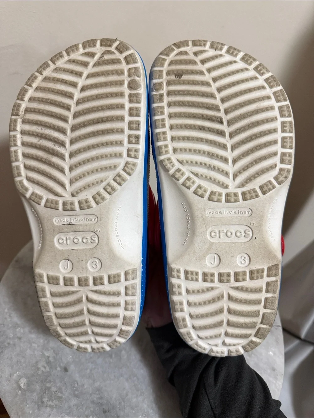CROCS Kids White Red Blue Hello Kitty Clogs - Picture 4 of 4